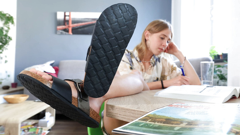 Czech Soles - foot fetish content: Les pieds nus de ma demi-sœur vous taquinent pendant l’étude