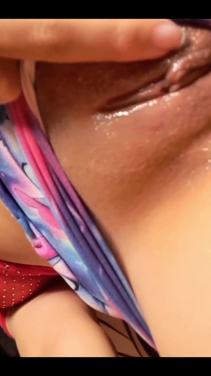 Yulieth Gomez: Masturbacja - niegrzeczna dziewczyna pokazuje tyłek masturbuje się swoją cipką