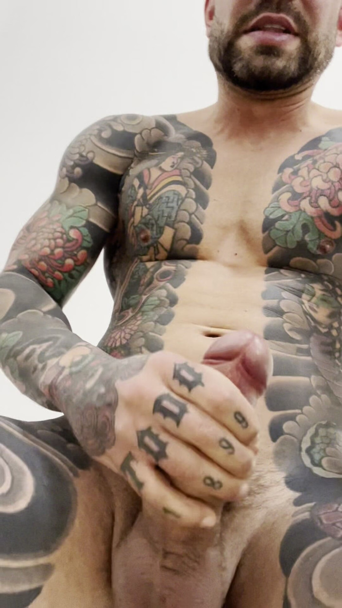 Juan Lucho Gay: Мульча в офісі мускулистого хлопця