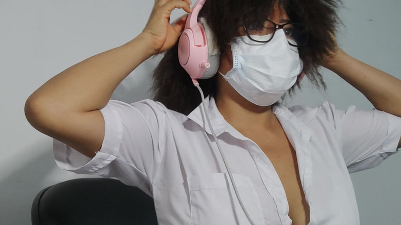 NEGRITA SEXY: Piękna dojrzała studentka pokazuje pierścionek pępek i krótką spódnicę