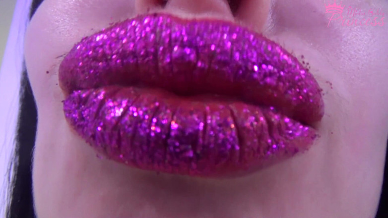 Goddess Misha Goldy: Glittery paarse lippenstift plaagt