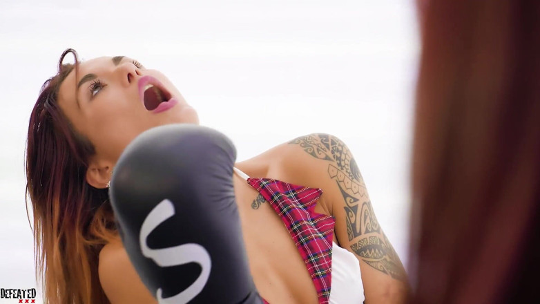 Defeated Sex Fight: 익스트림 파이트 세션에서 하이힐을 신은 섹시한 핫한 여대학생