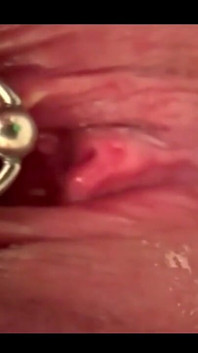 Prim-plan extrem Frecarea clitorisului meu cu piercing de perie de machiaj și orgasm uriaș mă fac să-mi ud complet pizda