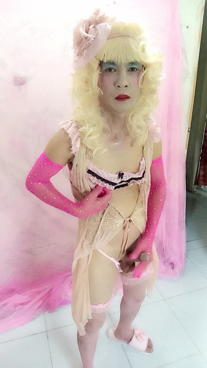 nguyen dang thien tri: 穿着性感衣服的oanh le是一个自拍