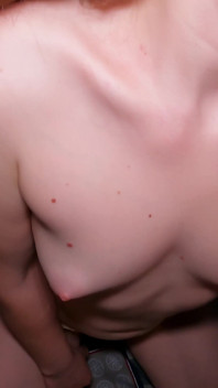 Một em bé với bộ ngực nhỏ đã thổi kèn