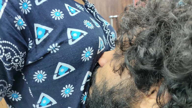 Vaigavarun45: Bacio al collo con blocco delle labbra in nighty