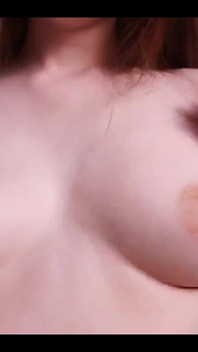 Eigengemaakt tepelspel tot een orgasme van bescheiden brunette