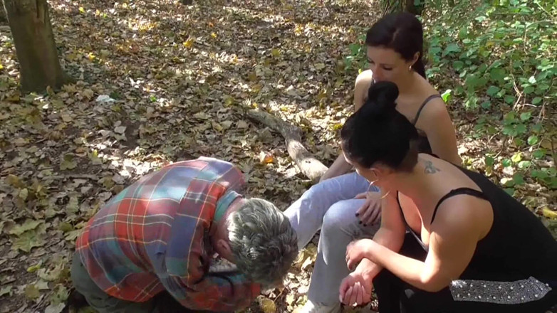 Foot Girls: Sembah kasut di dalam hutan