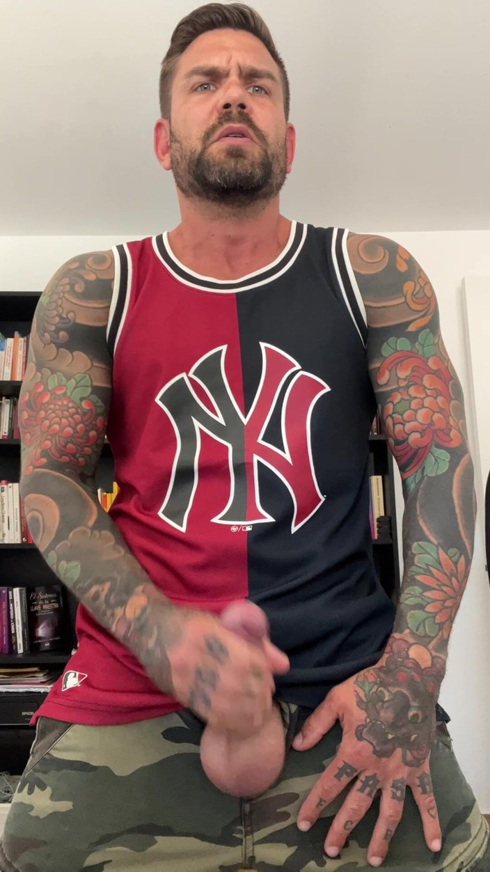 Juan Lucho Gay: Tetovaná chulazo sláma s oblečením