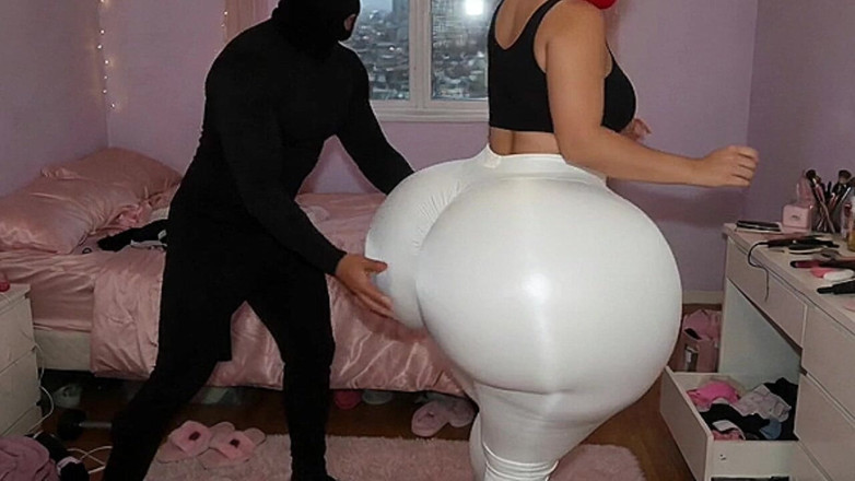 Animate golden: Latina met dikke kont in strakke witte legging wordt langs...