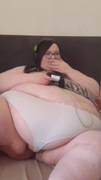 Une gameuse SSBBW jouit en string à l'aide de lush