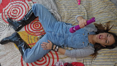 dafnedenoch: Lee Jeans und Hunter Boots Masturbation und Spritzen