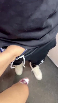 Celine: Aku ngajak tetanggaku untuk ngentot habis-habisan di lift