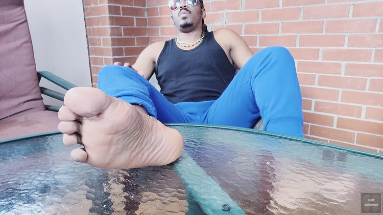 Soft Soleman: 我在健身房后让脚呼吸 （2025）