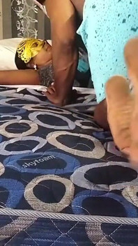 Une femme au foyer tamoule avec mms de travail
