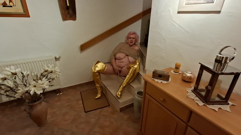 PureVicky66: Mature Pink Haired MILF Spreads Wide on Stairs