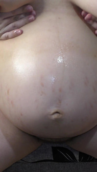 ภรรยาตั้งครรภ์นวดน้ำมันให้หน้าท้องและนมตัวเอง - Milky Mari