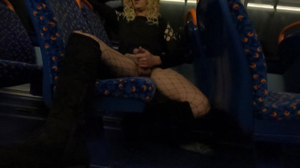 The Midnight Minx: Crossdresser memancut mani dalam bas