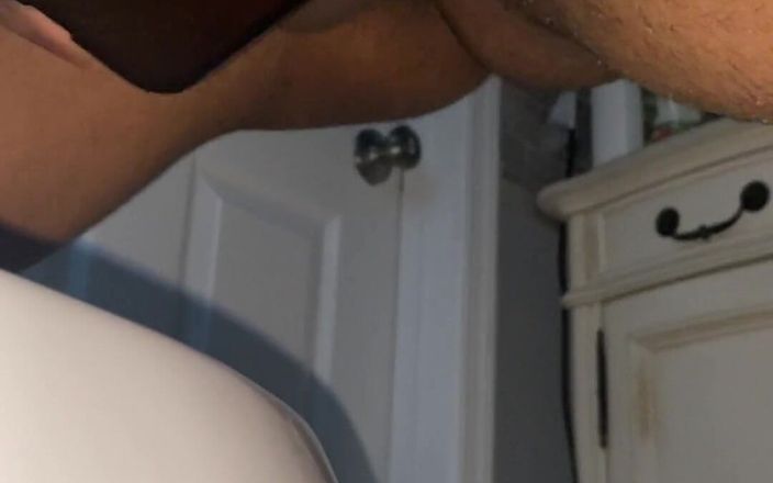 Kimora Creams: Trans dívka sledování porna stříká na záchodě