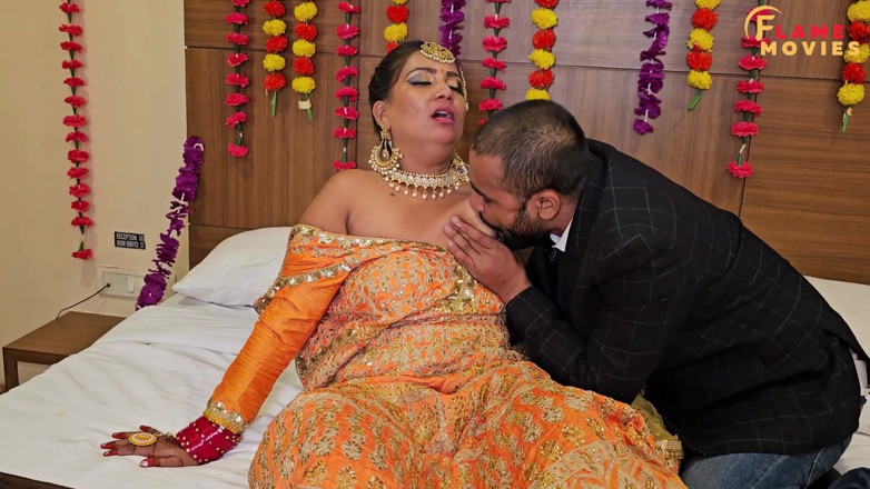 DesiHeat Studio: Memek razia si tante seksi india ini dientot habis-habisan sama...