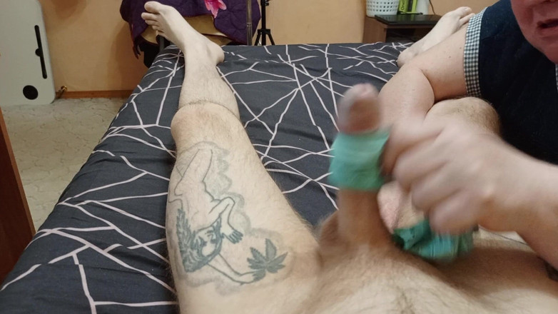 Zona901: 義理の母は彼女のパンティーで私のペニスをジャークオフし、ディックを吸い、私は彼女のパンティーに兼