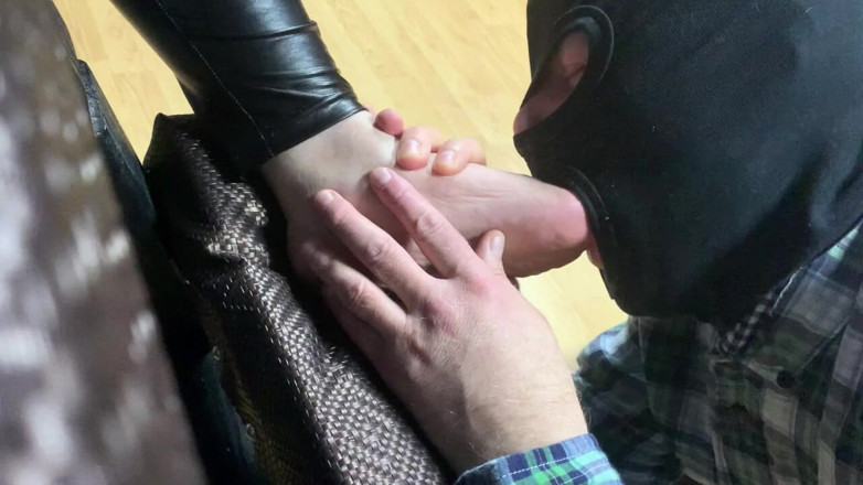Maitresse Clara: Everything for My Thigh-high Boots and My Feet