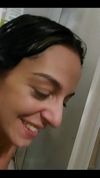 Je le suce sous la douche