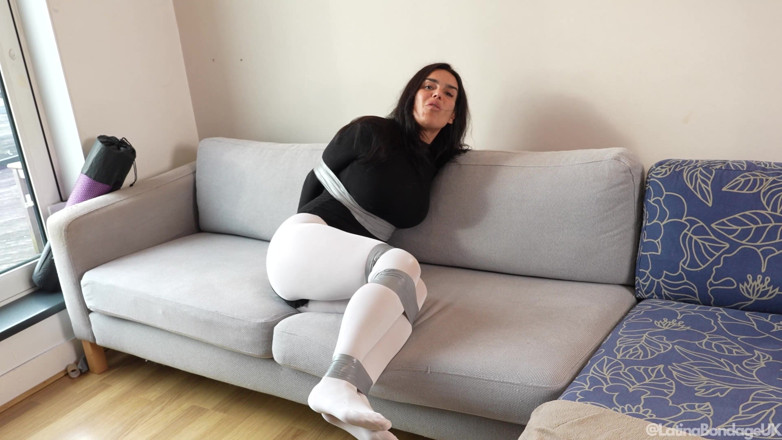 Latina Fetish: Pedeapsa femeii latino legată strâmt, cu căluș cu șosetele ei și adulmecându-și...