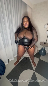 BBW Shemale Patra wygląda oszałamiająco w czarnej lateksowej sukience głaskając jej dużego nieoszlifowego penisa