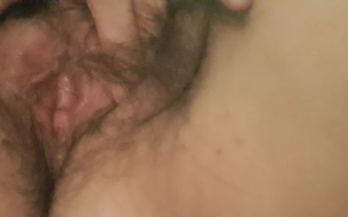 Mommy big hairy pussy: 熟女阴毛浓密的阴道特写
