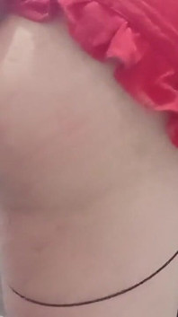 Me Encanta Vestirme Con Mi Falda Roja, Me Voy a La Cama a Disfrutar.