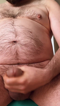 털이 무성한 자지를 자위하는 아빠 곰