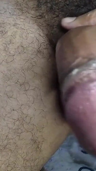 私の切られていないチンポと私の大きなボールを間近で崇拝し、匂いを嗅いでキスできるほど近くで