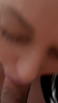 Rosalina Love Suce Et Avale Du Sperme Par Derrière La Caméra Avant De Filmer