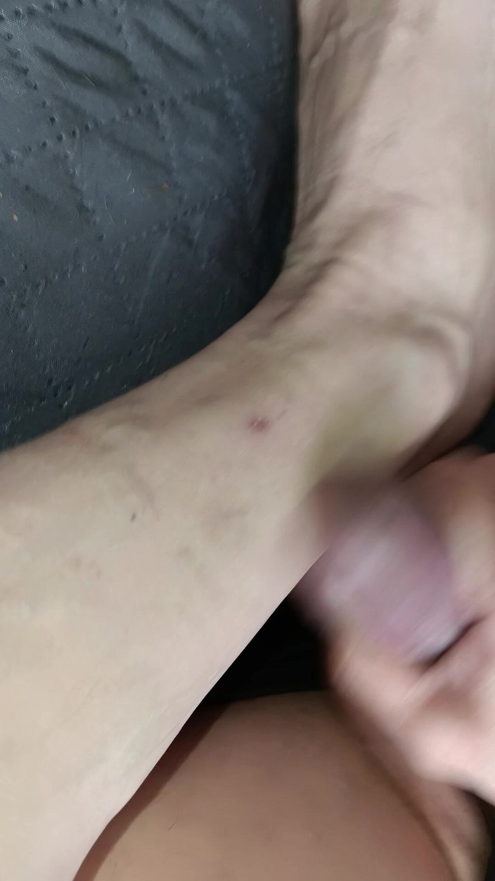 Titi19: Dilf有一个非常尿的鸡巴