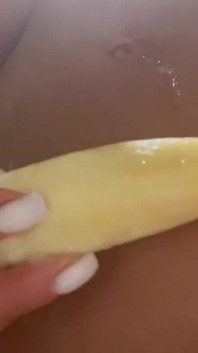 Monika Fox menyumbat pisang dalam pepek dan pantat