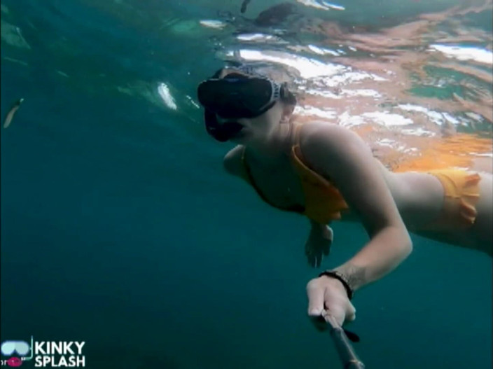 UKCuteGirl Lucy Lauren: Snorkel jalang: bikini ketat, pepek menyelam &amp; fin bawah air mengusik