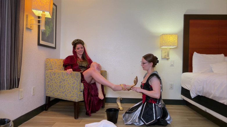 Kink in Time: Tessa y Kat 's medieval foot worship 4k - en primer plano le...