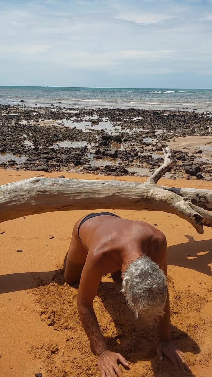 Ladysilvas: Ladysilva Femboy am strand zeigt ihren höschenarsch