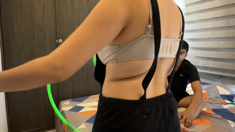 ManuelaAlvarez: Moja seksowna latynoska przyrodnia siostra jest znudzona w domu, więc...