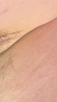 POV Jsi drobná a uvnitř mého obřího podpaží