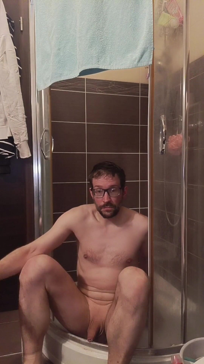 kickerscooter: Einen schwanz in der dusche abwichsen