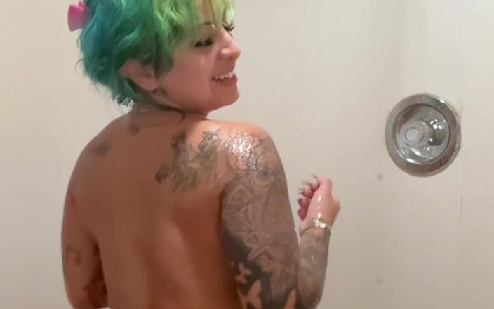 Spanishxbarbiie: Regardez la barbie espagnole prendre une douche !