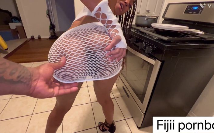 Fijii pornbox: Halloween porn Fijii pornbox sneak her meia-irmã marido na cozinha...