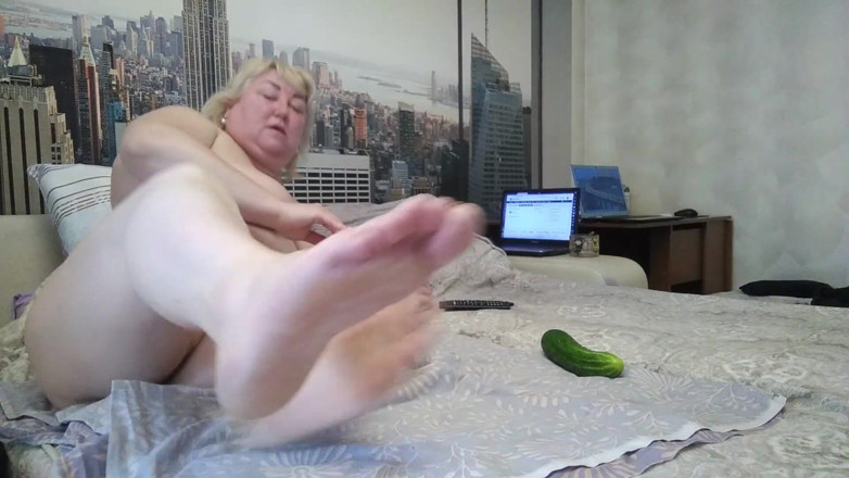 Zona901: BBW masturbiert mit einer großen gurke