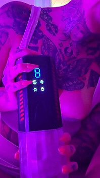 Přítelkyně pomáhá releivnímu příteli pomocí masturbace ptáka