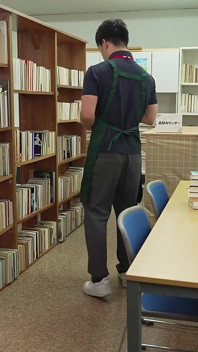 Demure, cicha, zwykła bibliotekarz okazuje się szczupłą, wielką szafą nimfomanka, gdy rozbiera się. Rozdział 1