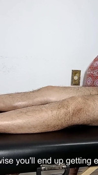 Dia berjaya menanggalkan pakaian tukang urut dan meyakinkannya untuk memberikannya blowjob dan duduk di atasnya.