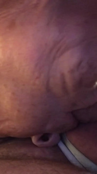 Oma Carmens hete zuigende en neukende creampie