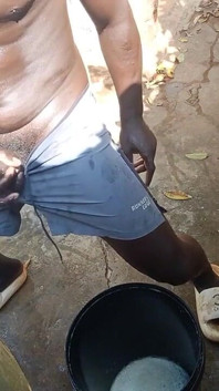 아프리카에서 온 남자가 이웃 야외 욕실에 숨어서 거대한 사정을 풀어주네